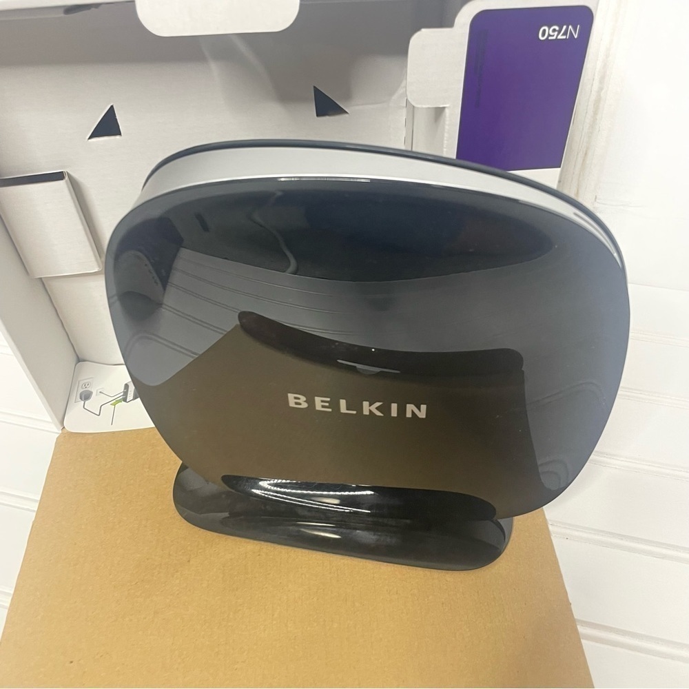 BELKIN Wireless Dual Band N+ ROUTER - Picture 2 of 3